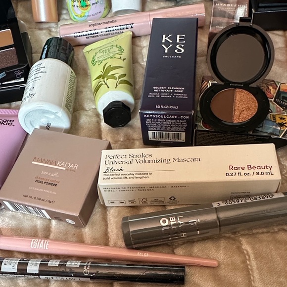 Large Box of Assorted Beauty and Skincare Collections - Picture 5 of 15